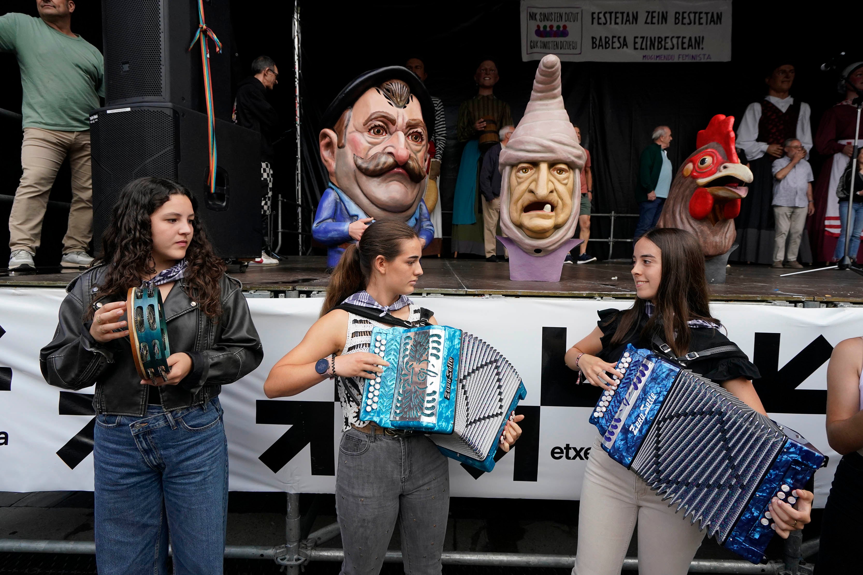 Villabona comienza las fiestas de Santiago con el txupinazo