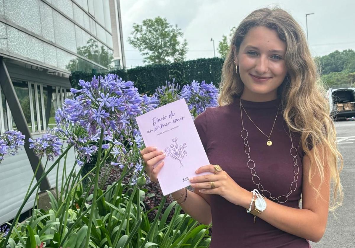 Isabel Martín Aramburu, con su libro.