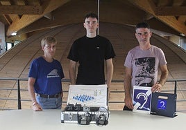 Yolanda Kerexeta (Marea Urdina), Eneko Uribe (Kulturaz kooperatiba) y el edil de fiestas Mikel Odriozola.