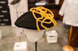 'Txapelarte' erakusketa ibiltarian aurkezten den pieza bat.