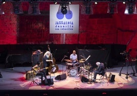 Distorsión y libertad. El nuevo cuarteto del compositor y guitarrista estadounidense sorprendió al público con la fuerza del directo.