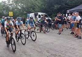 Jon Morillo, con un pelotón de 'gregarios', pasando junto a la txozna del Club Ciclista Irunés en San Marcial.