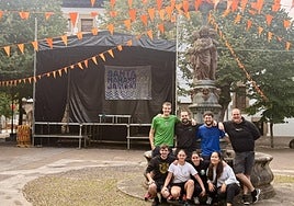 Integrantes de la comisión de fiestas trabajaban ayer en la preparación del espacio festivo de la histórica plaza de Santa Marina.