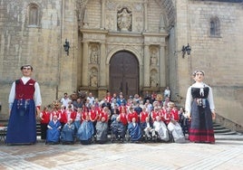 Felicidad. Los mayores de la residencia vivieron con emoción la visita de Xanti eta Maialen.