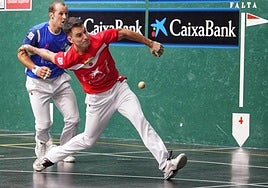 Imaz, lanzado a por la pelota en Ermua. Detrás, Elordi.