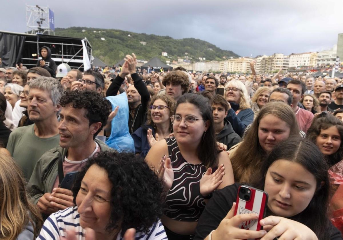 La playa Zurriola se llenó de numeroso público que disfrutó con la actuación del cantante inglés.