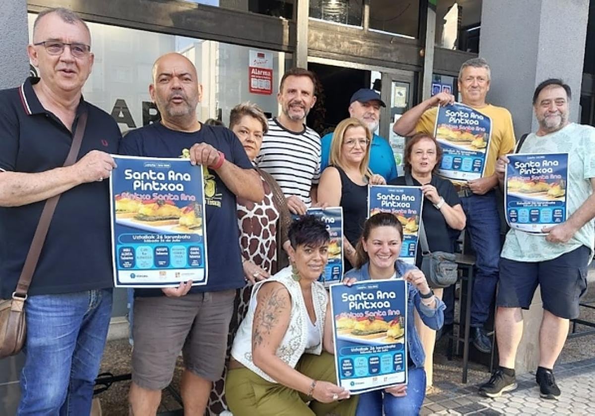 Miembros de Aterpea y el alcalde presentando la iniciativa.