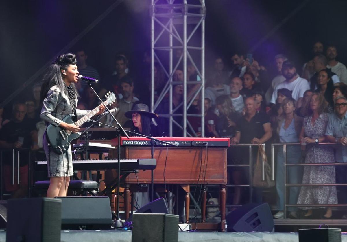 La artista californiana ofreció en el Keler Gunea de la Zurriola un concierto electrizante.