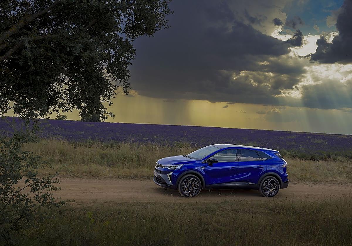 Imagen del Renault Symbioz con un campo de lavanda al fondo, recorriendo la zona de Guadalajara.