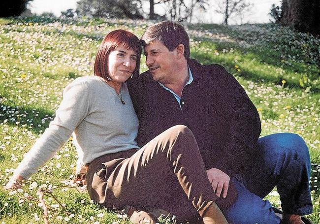 Pareja. Maixabel Lasa y Jáuregui, de jóvenes en los jardines del Palacio de La Cumbre en 1995.