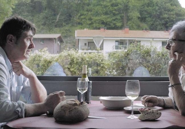 Diálogo. Ibon Etxezarreta, que participó en el atentado, y Maixabel Lasa en un diálogo restaurativo recogido en un documental.