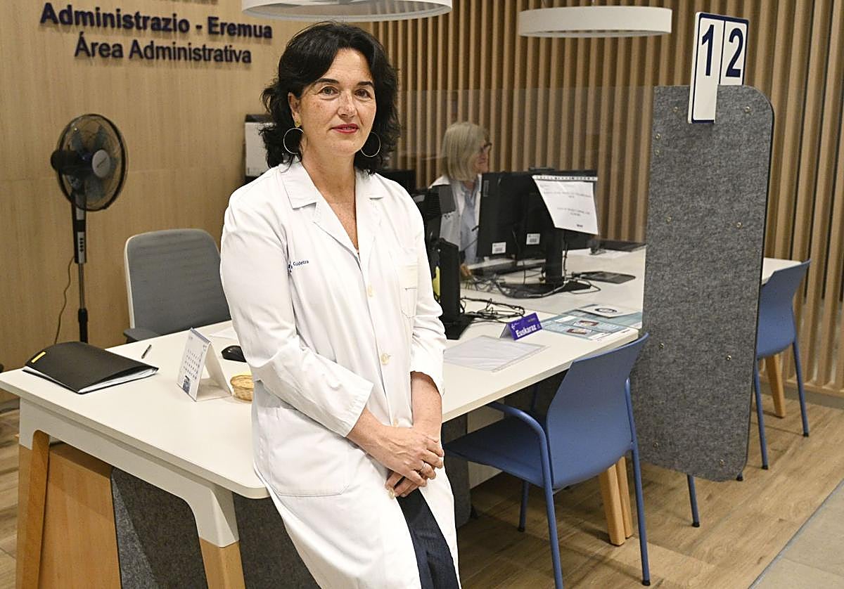 Maite Martínez de Albéniz, en el centro de salud de la Parte Vieja de Donostia.