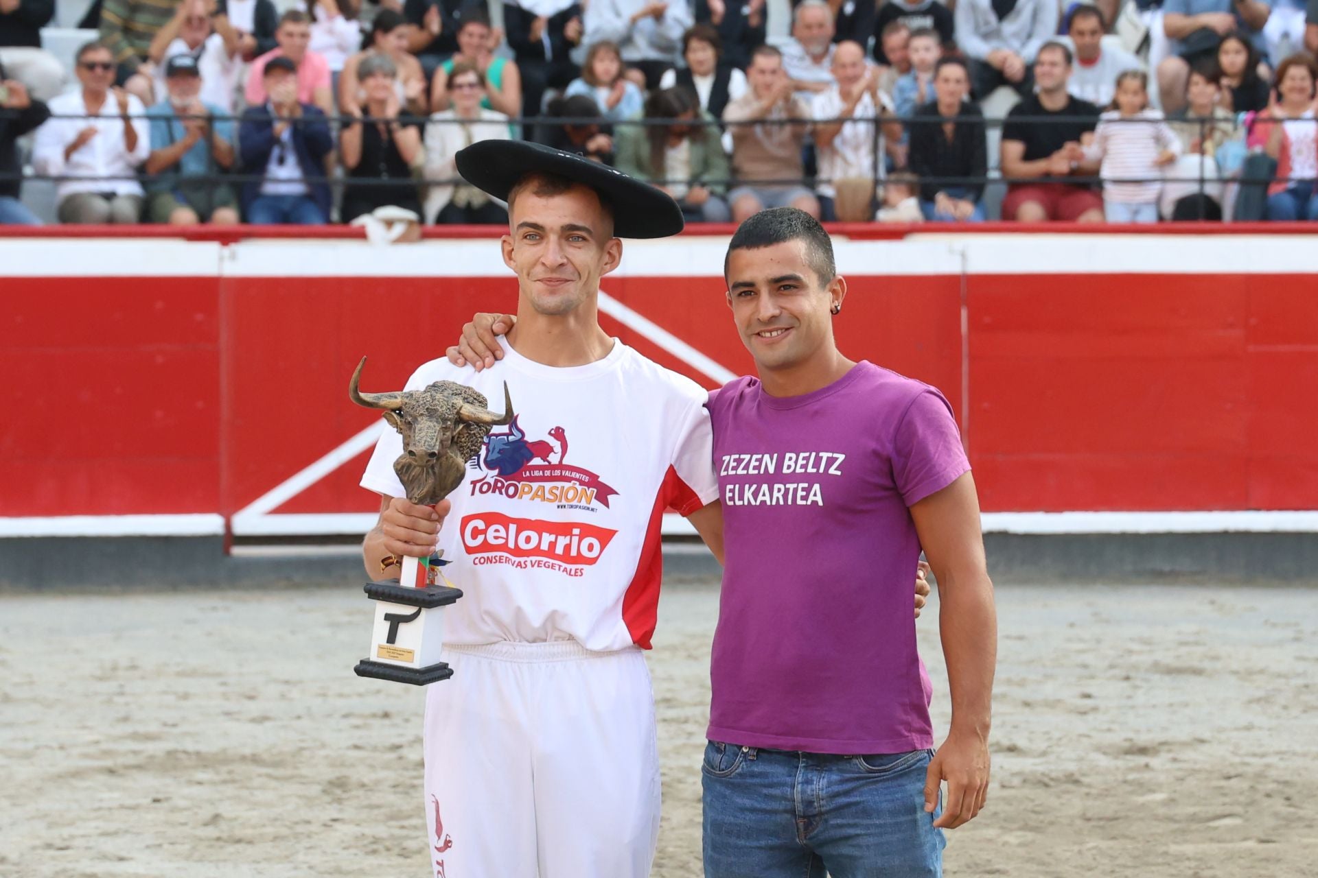 Los recortadores vuelven a triunfar en la plaza de Azpeitia