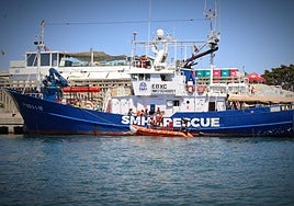 El Aita Mari, amarrado en un puerto valenciano.