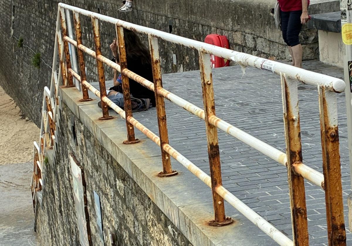 Denuncia Andoni Zamalleta: «Un paseo por las zonas más icónicas de la ciudad nos deja perplejos por el estado de abandono de barandillas y farolas. Un estado que nunca antes se ha conocido en la ciudad. Señor concejal de Mantenimiento Urbano, ¿no pasea por su ciudad? ¿Mejor esperar a que se deterioren del todo y poner nuevas? ¿Es eso sostenibilidad?».