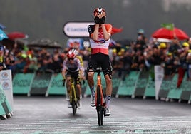 Thymen Arensman cruza la línea de meta y se lleva las manos a la cara incrédulo tras imponerse en La Plagne, con Vingegaard y Pogacar tras él.