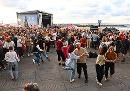 El público se anima a bailar en las terrazas en cuanto hay oportunidad, con ganas de fiesta.
