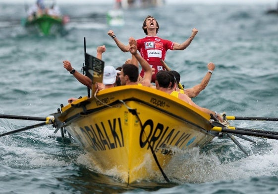 Gorka Aranberri y su tripulación celebran la victoria del pasado domingo en Orio.