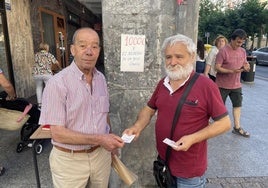 Josean Alberdi 'Goma' sigue vendiendo rifas para finciarar los conciertos suspendidos en las fiestas de Amaña.