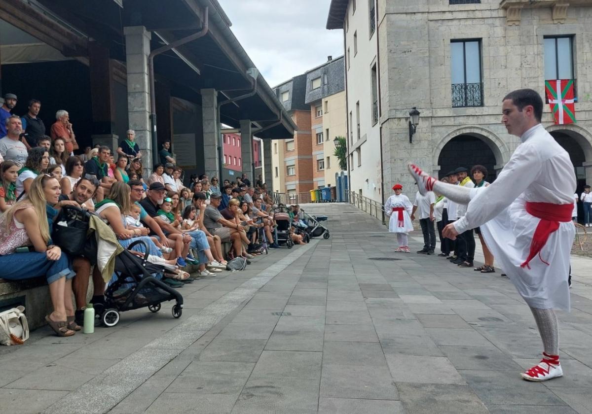 Instante del desarrollo de Soka dantza ayer en la Plaza con la participación de los miembros de la Corporación.