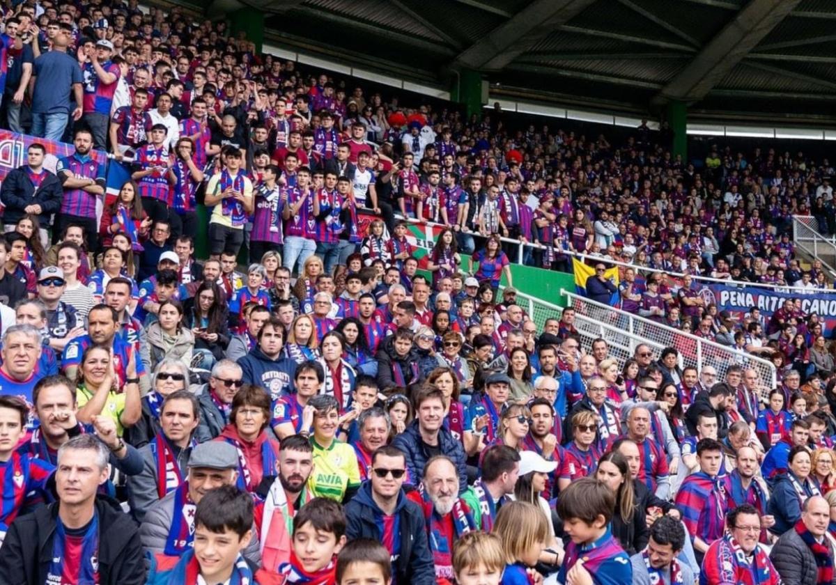 La afición azulgrana muestra su malestar por la alta coincidencia de partidos en viernes y lunes.