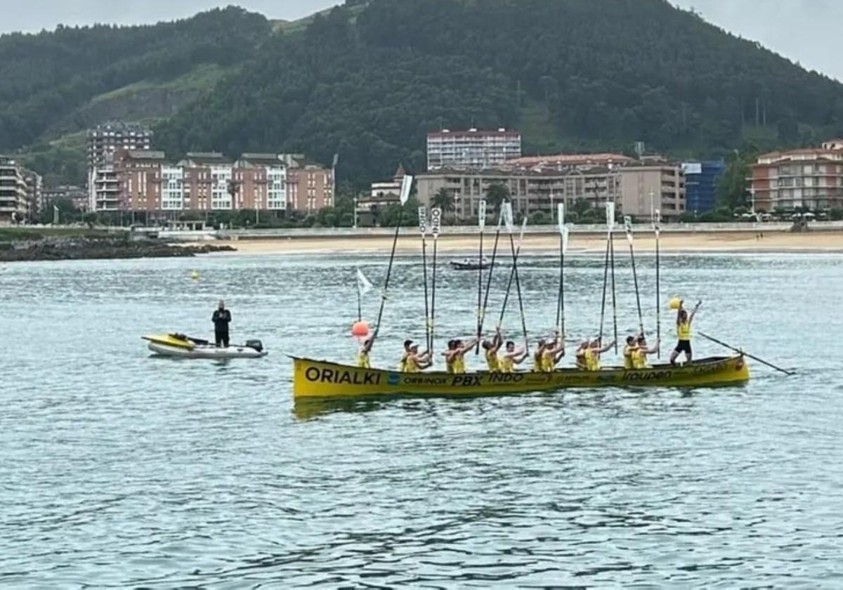 La trainera masculina con los remos en alto tras ganar hace unas semanas el Campeonato de España en aguas de Castro Urdiales.