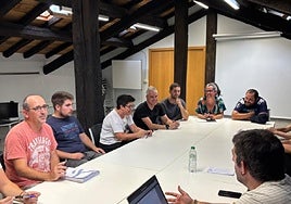 Representantes de los dinstintos Ayuntamientos y entidades deportivas en la mesa e iniciación deportiva del valle de Leniz .