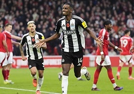 Isak celebra el gol que marcó al Forest esta pasada temporada.
