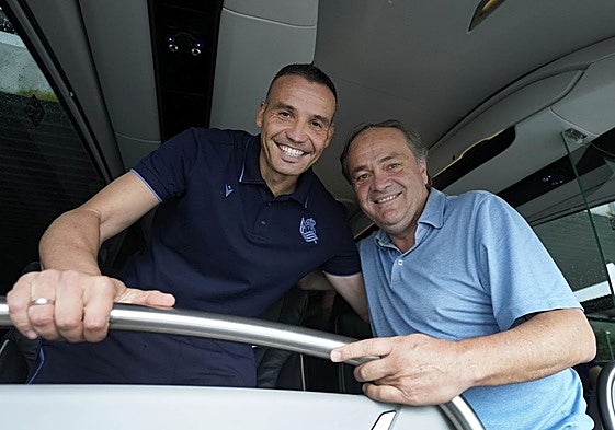 Sergio y Aperribay posan sonrientes en el autobús al terminar la gira por Japón.