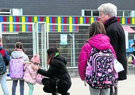 Un grupo de niños, a la entrada de un colegio guipuzcoano.