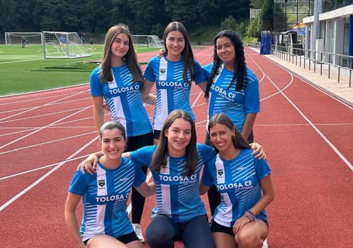 Kattin, arriba, en el centro, junto a sus compañeras del Club Atletas Argixao.