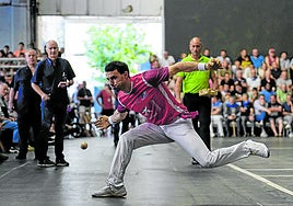 Altuna intenta llevar una pelota desde la contracancha en el Beti Alai de Ordizia.