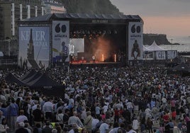 Público de todas las edades acompañó a Bulego en su triunfo en la playa de la Zurriola