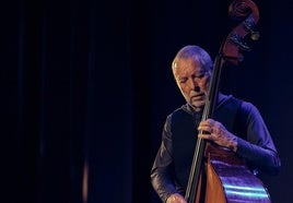 El contrabajista británico afincado en Nueva York actuará esta noche junto a Chris Potter y Marcus Gilmore para presentar su nueva formación Kismet.