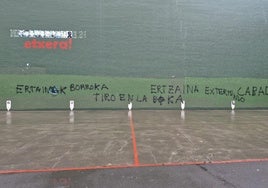 Pintadas contra la Ertzaintza aparecidas este sábado en el frontón de Hernani.