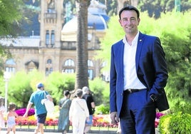 Mikel Torres, en los jardines de Alderdi Eder, en San Sebastián.