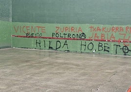 Pintadas contra Zupiria y la Ertzaintza en el frontón de Hernani.