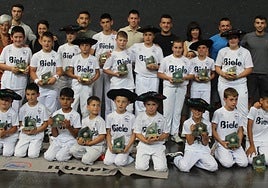 Cesar Valverde pilota txapelketako finalistak, Ilunpeko, Cesar Valverde zenaren familiako eta udaleko ordezkariekin.