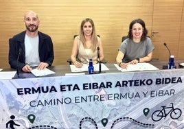 Alcaldes de Eibar, Ermua y Zaldibar, Jon Iraola, Beatriz Gamiz y Eneritz Aizpitarte, en la presentación del acuerdo.