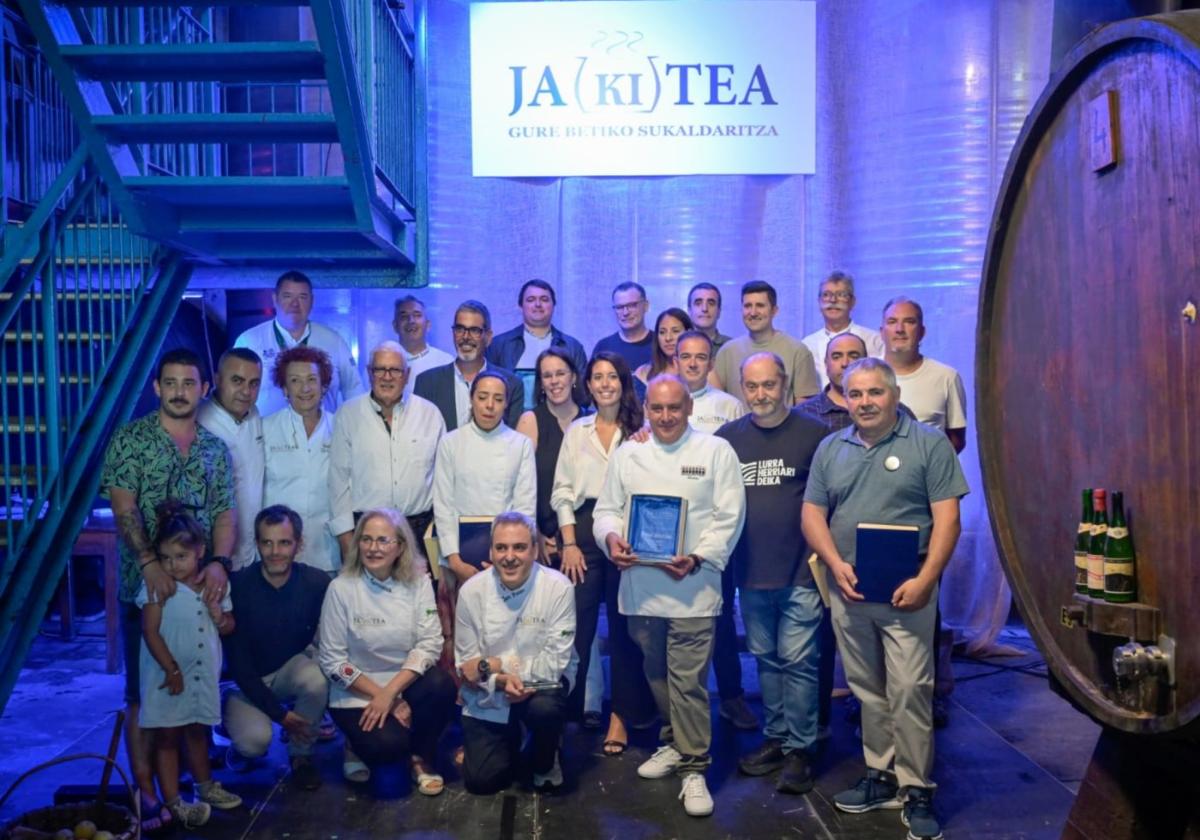 qLos premiados por Jakitea y las personas que entregaronlos galardones.uEl grupo de profesionales de Jakitea posa con sus chaquetillas.