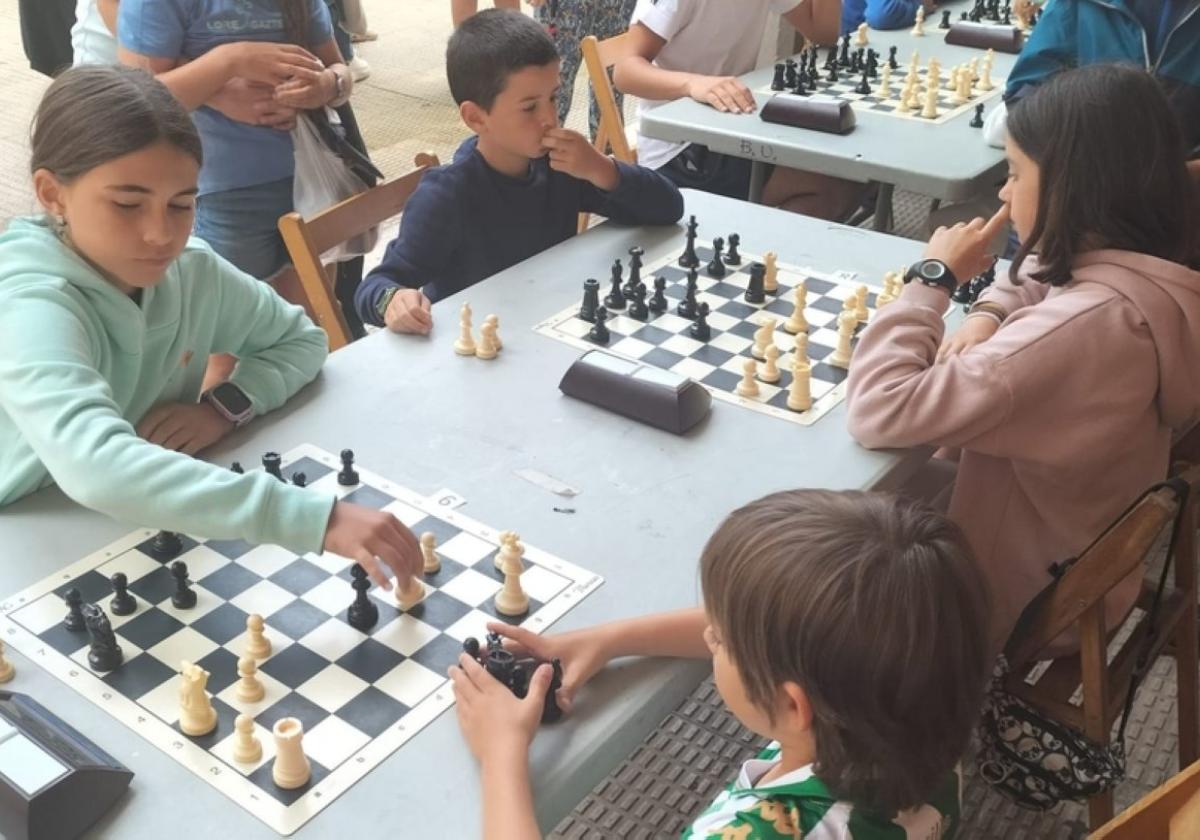 Nuevas generaciones de ajedrecistas de la comarca y localidades periféricas participaron en los pórticos de Bolu en el campeonato impulsado por Xake Taldea.