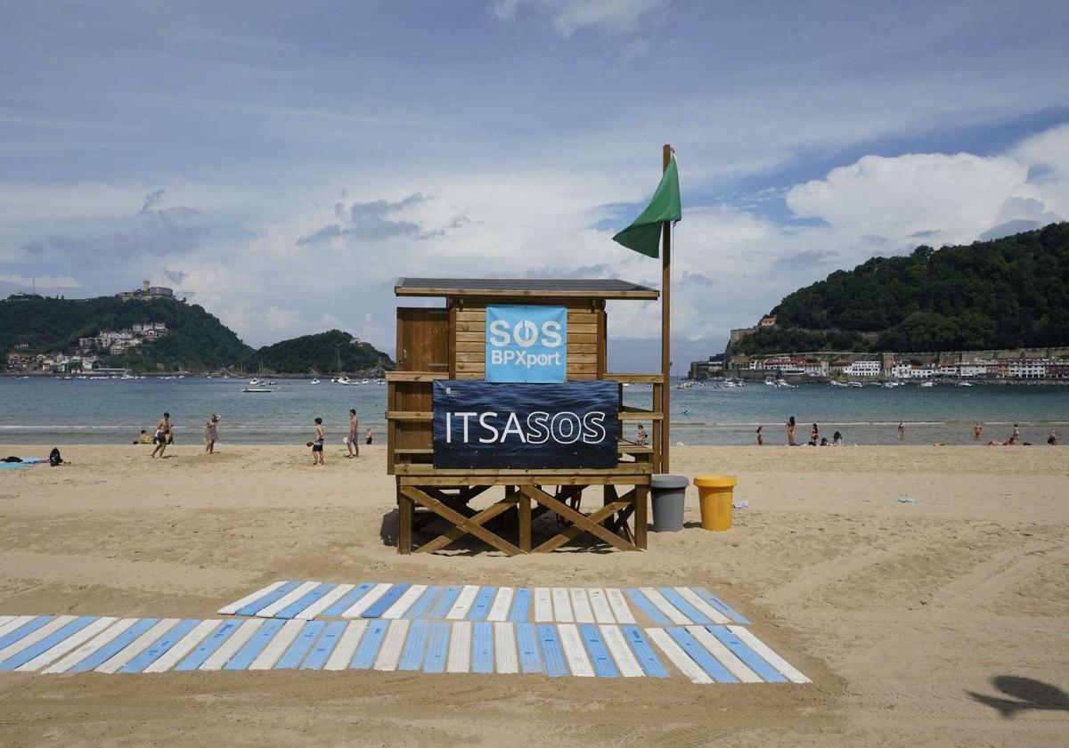 Una imagen de la caseta de socorristas con la bandera verde en la playa de La Concha.
