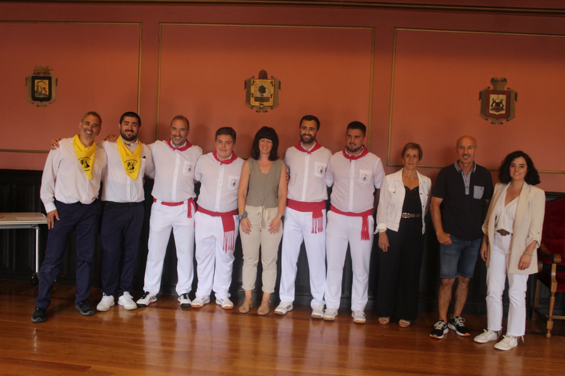 Imagen secundaria 1 - Kataluiniako Colla Cegantera de Navásko bi erraldoiak, Zizur Nagusiko, Lazkaoko, udaleko ordezkariak eta epaimahaikideak, eta Luis Beltza Eskolako dantzariak.