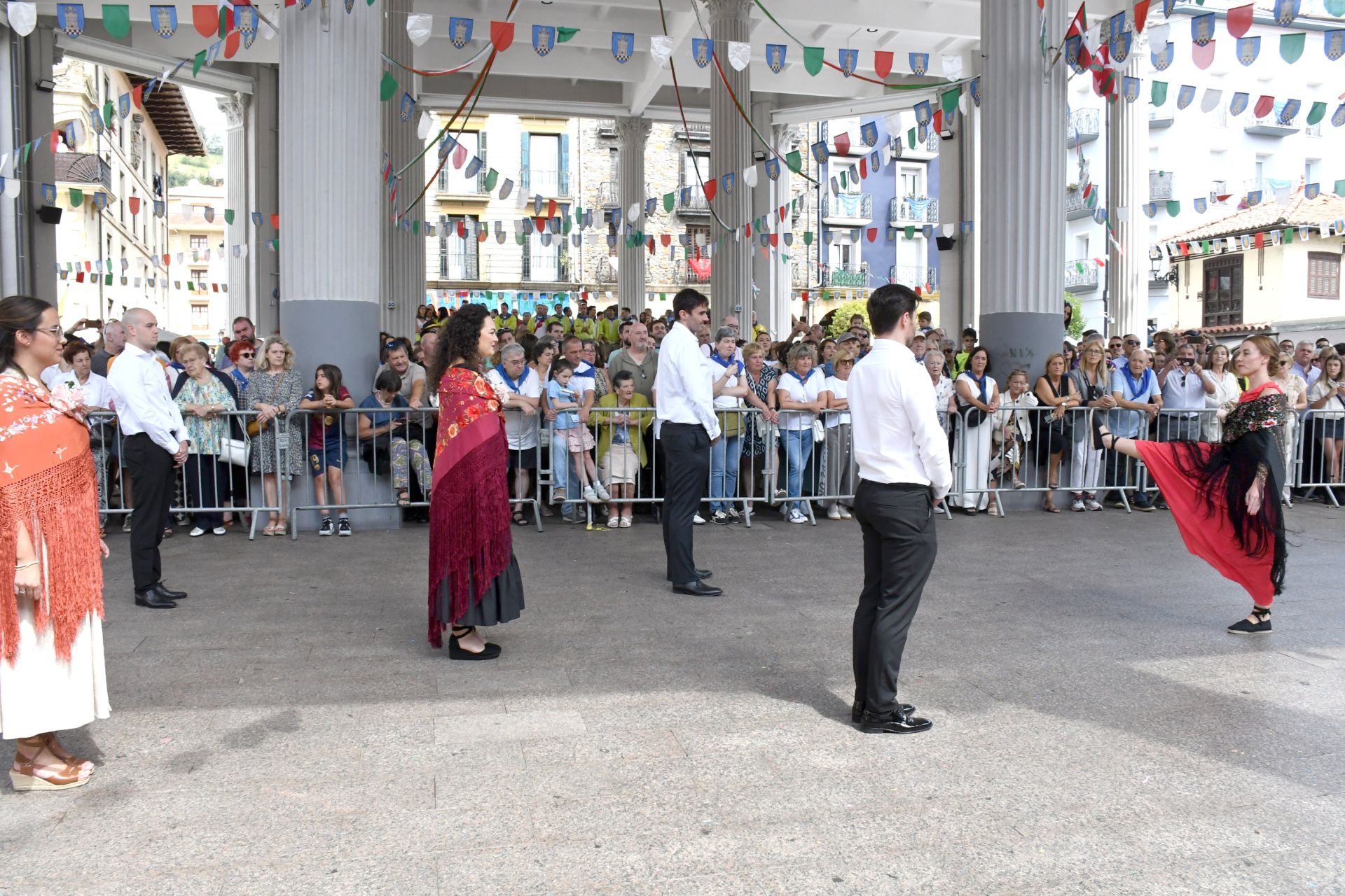 Vanesa Blanco le bailó a Irati Alonso en la 'Esku-dantza' de santarenos en una plaza abarrotada de vecinos.