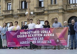 Concentración contra las agresiones sexistas en el ayuntamiento de Donostia.