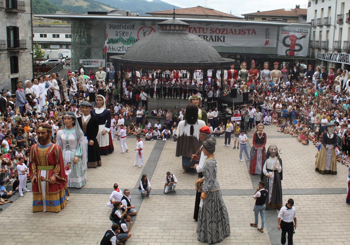 Dotore zegoen Azpeitiko plaza, erraldoiz beteta eta jendez gainezka