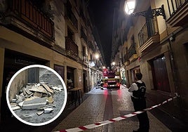 Guardia Municipal y Bomberos, en la calle Fermín Calbetón de Donostia anoche, y en miniatura, los cascotes caídos.