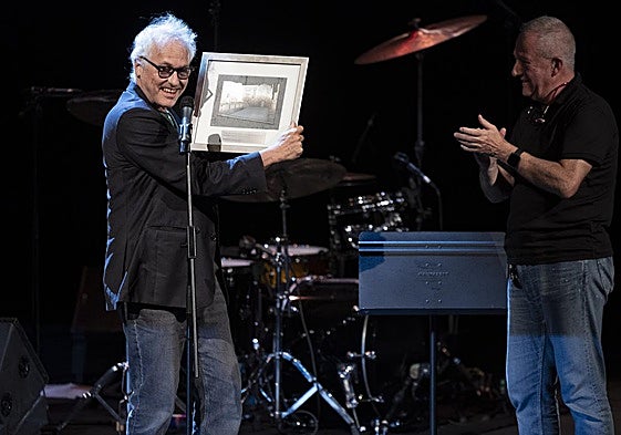 Marc Ribot recibió el premio del festival de manos de Miguel Martín y lo 'agradeció' con el que muchos consideran su mejor concierto en Donostia.