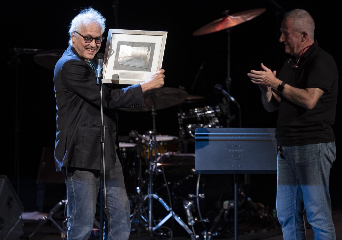 Marc Ribot recibió el premio del festival de manos de Miguel Martín y lo 'agradeció' con el que muchos consideran su mejor concierto en Donostia.