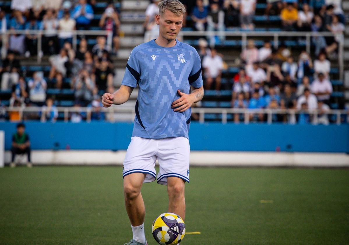 Óskarsson aparece durante el calentamiento del amistoso ante el Yokohama FC.